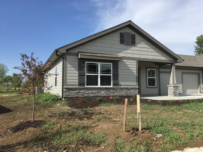 Building Photo - Single Level 2 Bed 1 Car Attached Villa in...