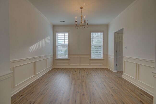 Foto del edificio - STUNNING 4BD/2.5BA IN HUNTINGTON FOREST WI...