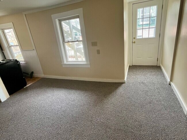 Comedor/sala de estar con puerta trasera - 29 Pine St