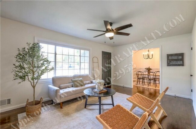 Foto del edificio - Stunningly Remodeled 3 Bed 1 Bath Home in KCMO-Available in JUNE!!