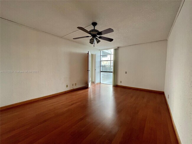 Building Photo - 20400 W Country Club Dr