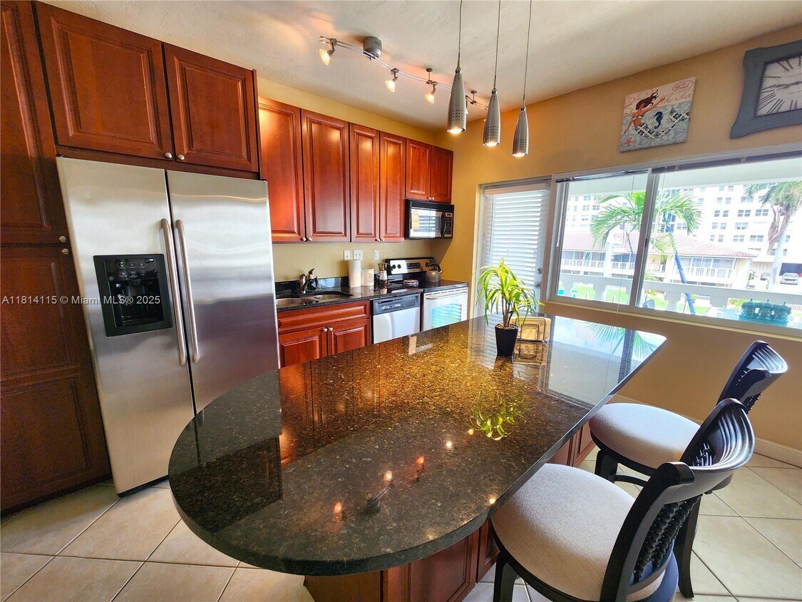 Foto principal - 2881 NE 32nd St