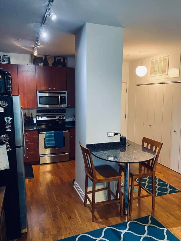 Primary Photo - 565 W Quincy St