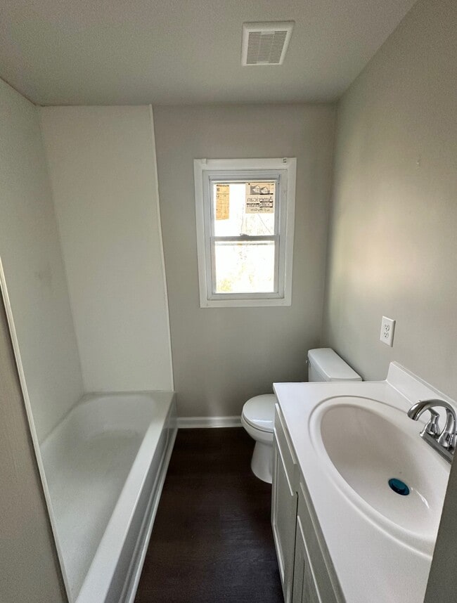 Building Photo - 424 34th Ave W