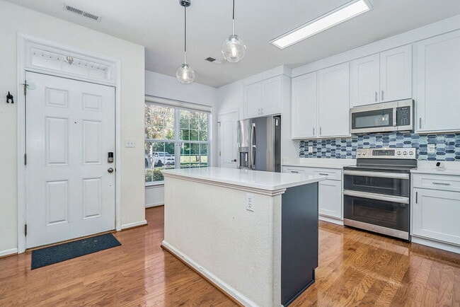 Building Photo - 985 Lambourne Ln