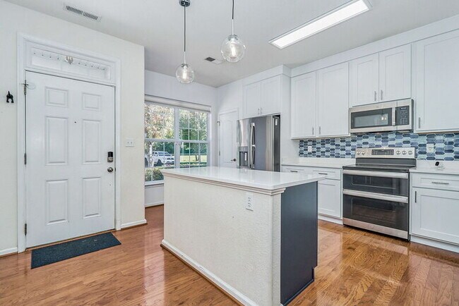 Foto del edificio - 985 Lambourne Ln