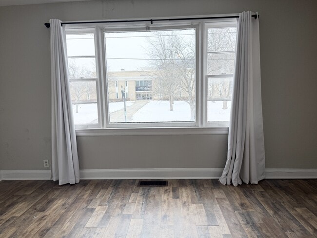 Foto del edificio - 329 W Broadway St