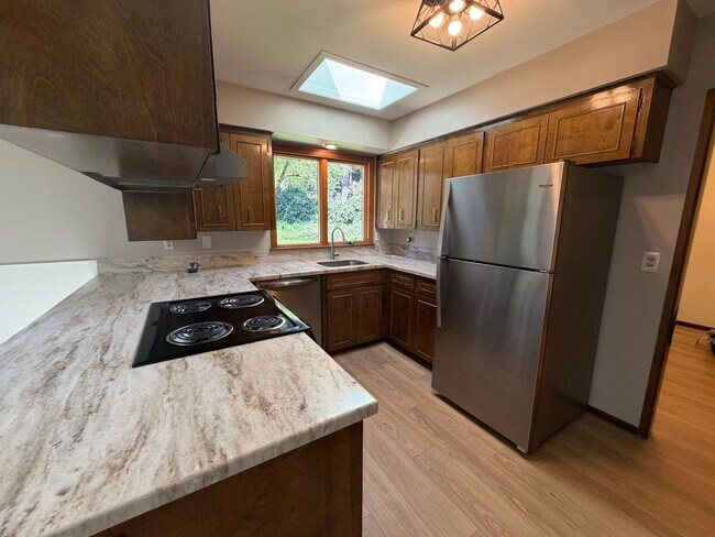 Foto del edificio - Peaceful 3 Bedroom Single-Level Home on Spacious Corner Lot Near Fir Grove Park