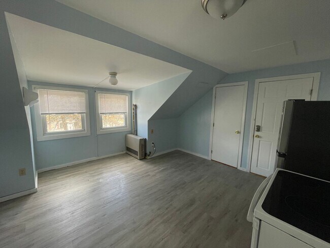 Foto del edificio - 221 Calef Rd