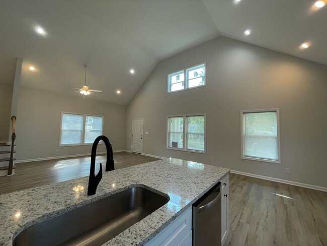 Building Photo - 5 Bed Home Available August 2026!