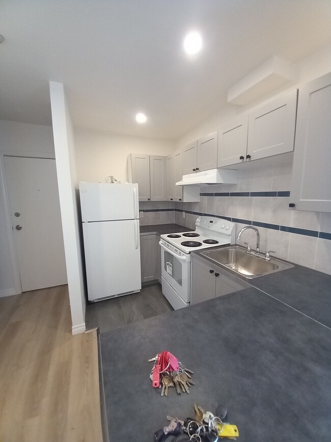 Building Photo - Beautiful 2 Bedroom Unit
