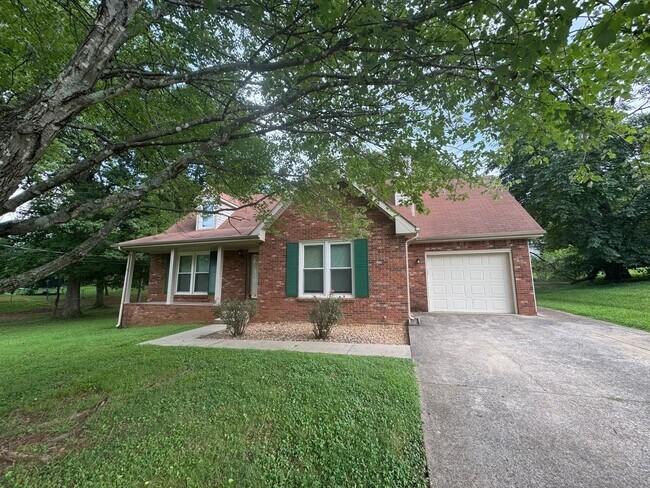 Building Photo - Exit 8! Rossview School. 4 Bed/2 Bath over...