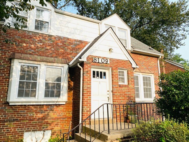 Building Photo - 8109 Greenwood Ave