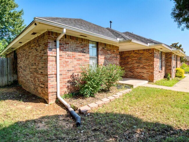 Foto del edificio - 1828 Honeysuckle Ln