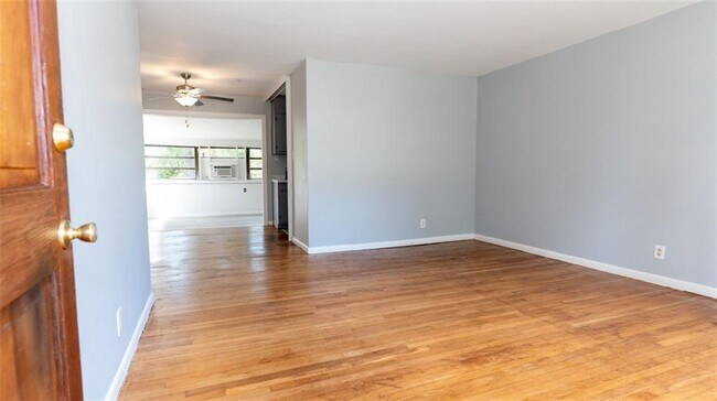 Building Photo - 2917 Cambridge Dr SW