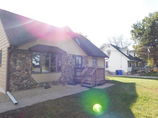 Building Photo - 2919 Waveland Dr NW