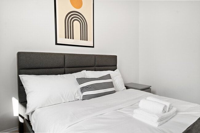 Room 3 - 3225 Rue Saint-Antoine