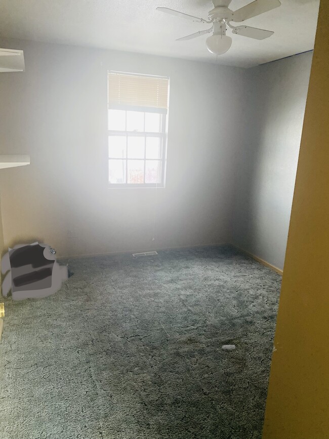 Bedroom - 727 Vaughn South Frontage Rd