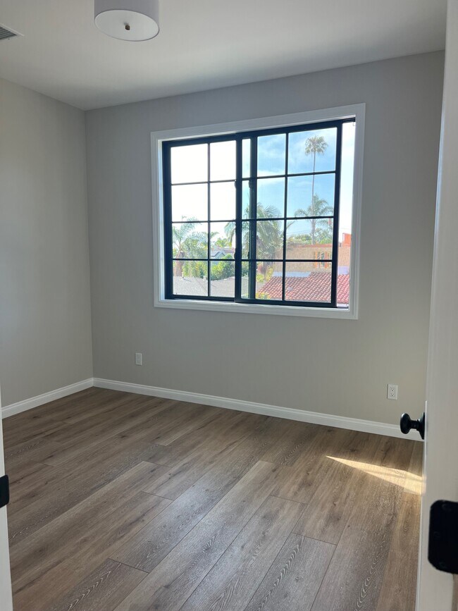 Building Photo - 529 Palomar Ave