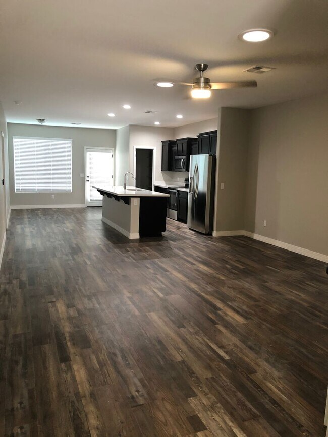 Building Photo - Gorgeous Somerton Townhome for rent!