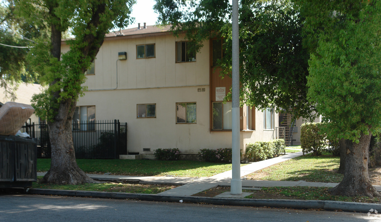 Primary Photo - 1010 Summit Ave