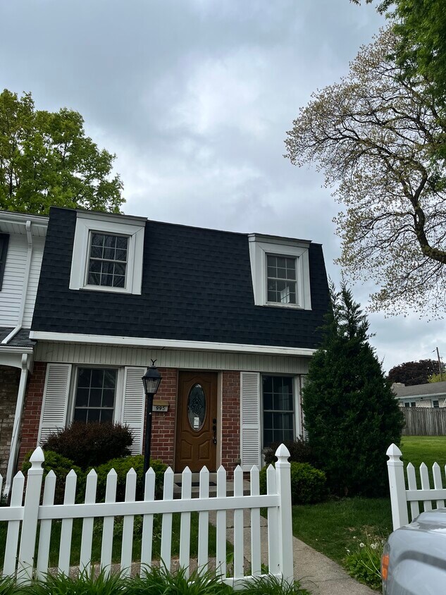 Foto principal - 995 E Maple St