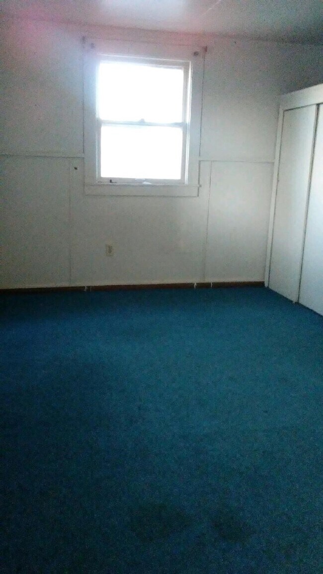 Building Photo - UTILITIES INCLUDED! 17 2nd Ave NE