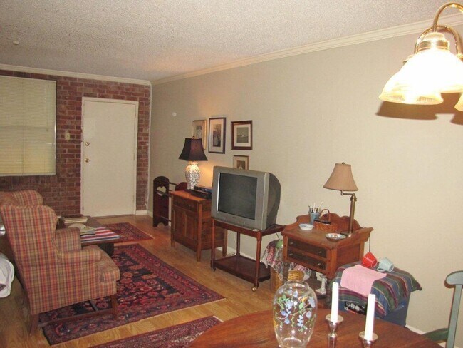 Building Photo - Gated 2br w/pool at N. Gates of LSU on Hig...