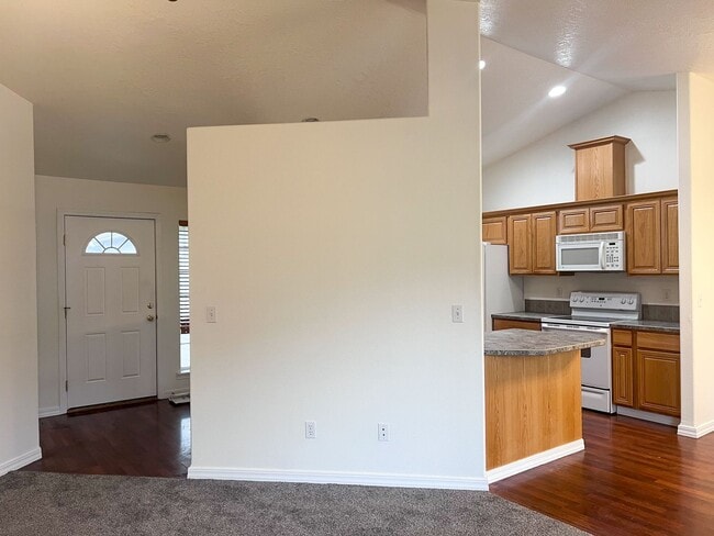 Building Photo - 3BD/2BA HOME W/GARAGE IN LEBANON