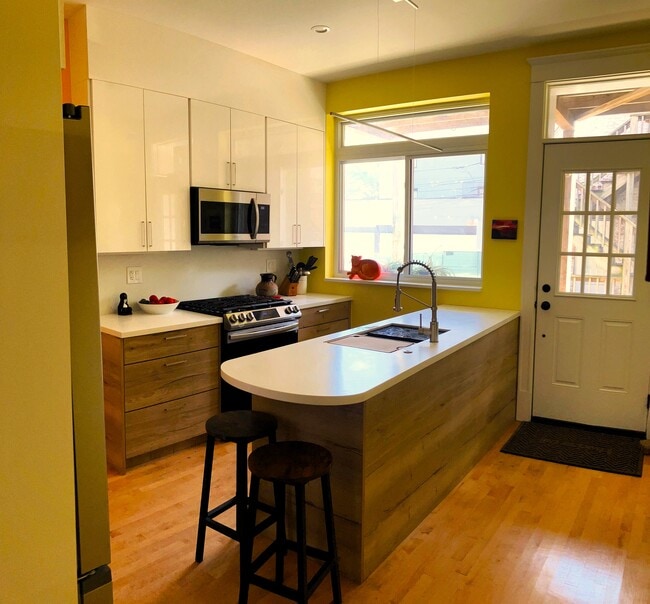 Kitchen - 1323 N Artesian Ave