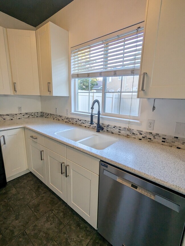Building Photo - Beautiful 3 bedrm 2.5 bath Townhome Copper...