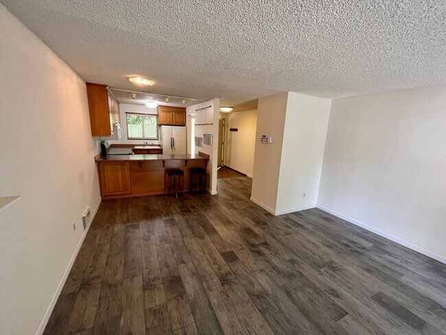 Building Photo - Arjanwood Condominiums ~ Bellevue/Bridle T...