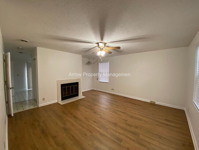 Foto del edificio - 2 Bedroom / 2.5 Bathroom / Amenities Include Pool & Tennis Courts / Assigned Parking / Minutes to...