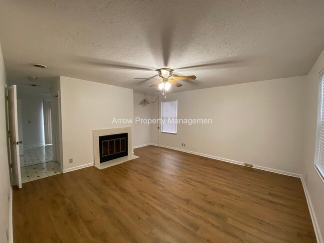 Photo - 2 Bedroom / 2.5 Bathroom / Amenities Include Pool & Tennis Courts / Assigned Parking / Minutes to... House