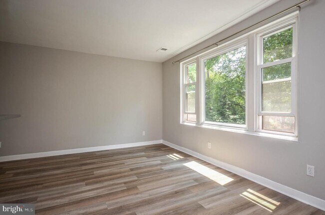 Foto del edificio - 4840 MacArthur Blvd NW