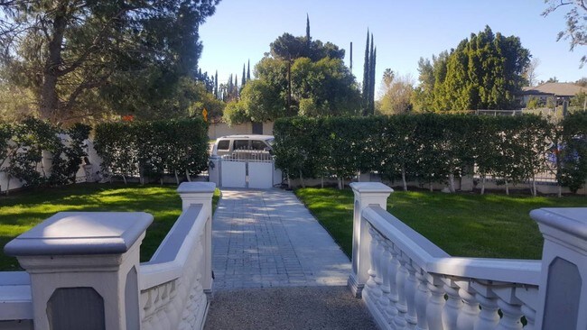Foto del edificio - 11210 Reseda Blvd