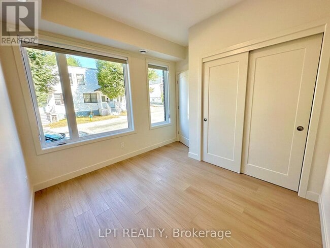 Building Photo - 260-260 St Denis St