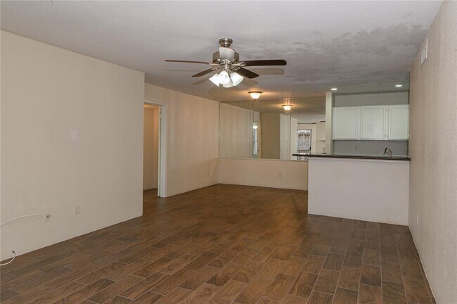 Foto del edificio - 8271 Creekbend Dr