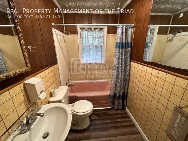 Foto del edificio - Great Value Two Bedroom, One bathroom in W...