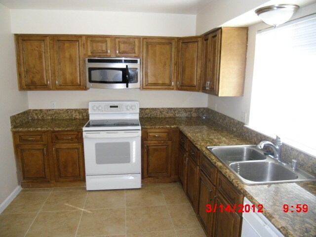 Foto del edificio - 3 Bedroom 2 Bathroom with Swimming Pool   Tropicana & Nellis Area