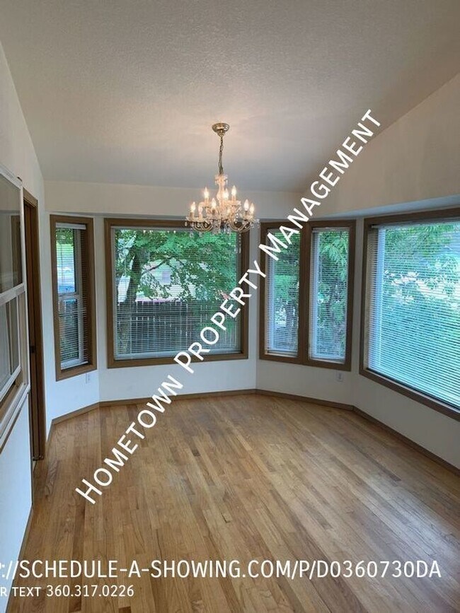 Foto del edificio - Spacious 3 Bedroom Tri-Level Home!