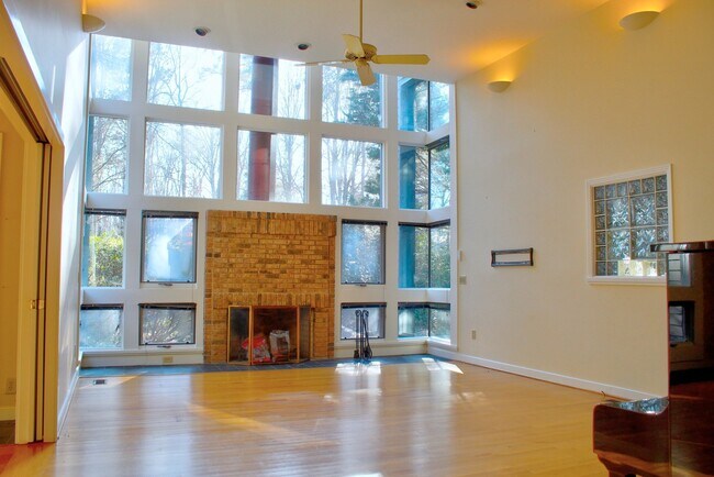 Foto del edificio - Contemporary 4bd/3.5ba Near Hope Valley + Home Equidistant to Downtown Durham & Chapel Hill!