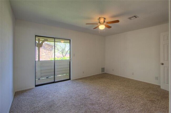 Building Photo - Beautiful 1 Bed, 1 Bath With 888 Square Fe...