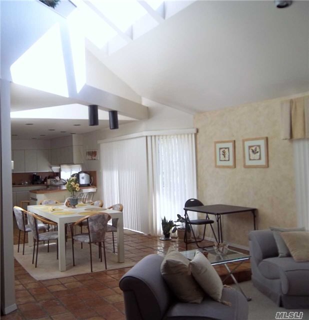 Building Photo - 57 Romana Dr