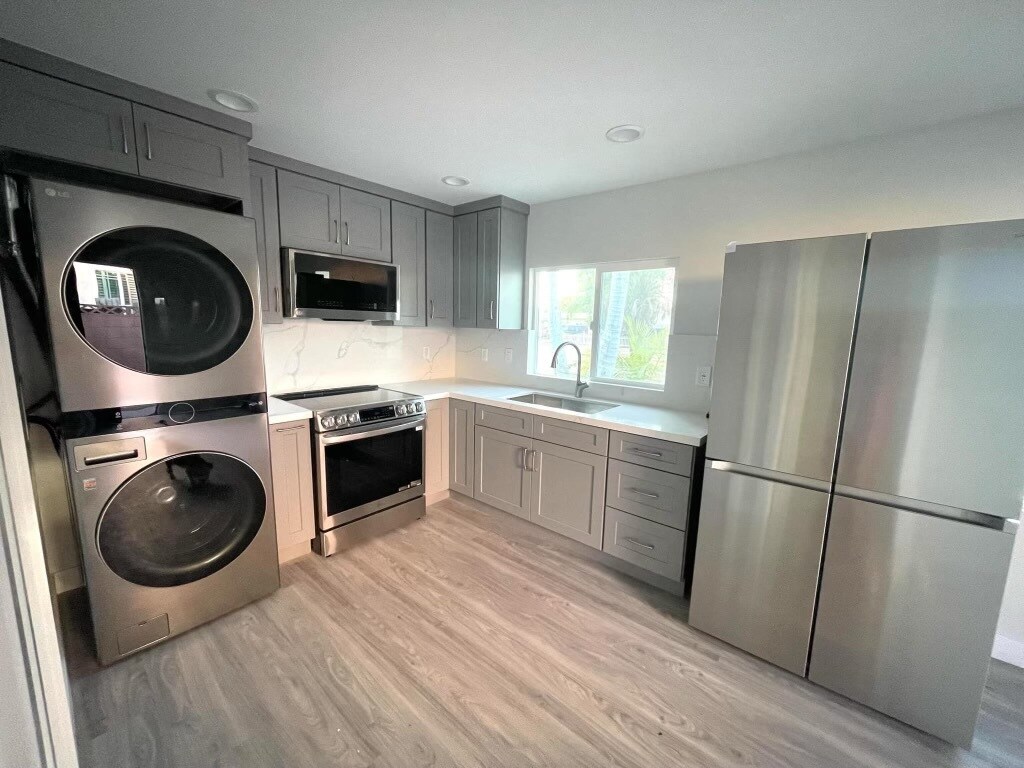 Primary Photo - 9354 Lampson Ave