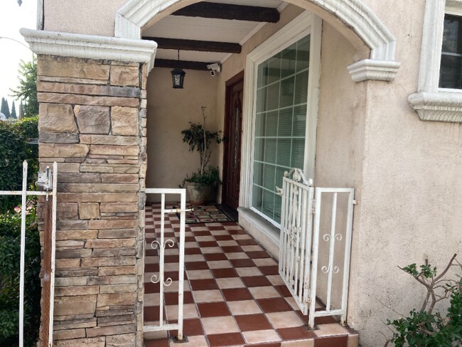 Foto del edificio - 841 N Wilton Pl