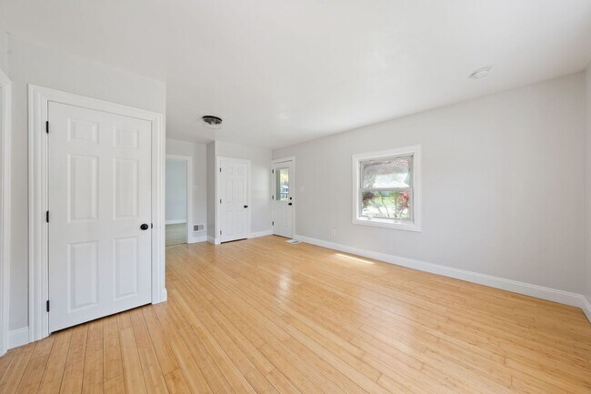 Building Photo - 1282 Summit Dr