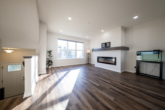 Building Photo - 858 Roselyn Dr
