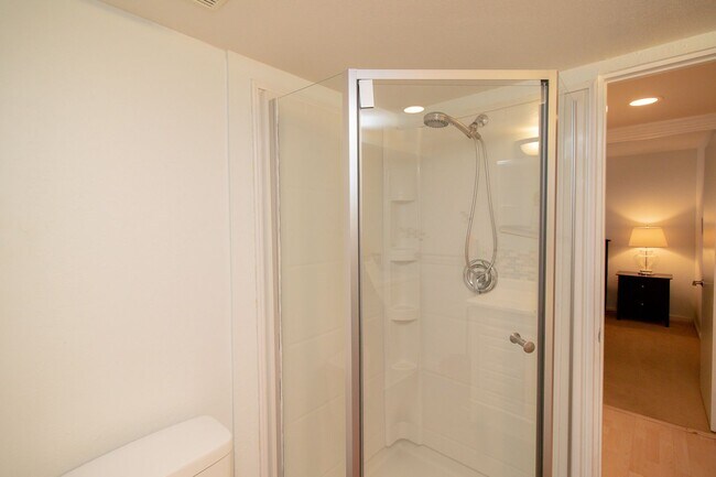 Building Photo - Beautiful 2 Bed/2 Bath With Community Pool...