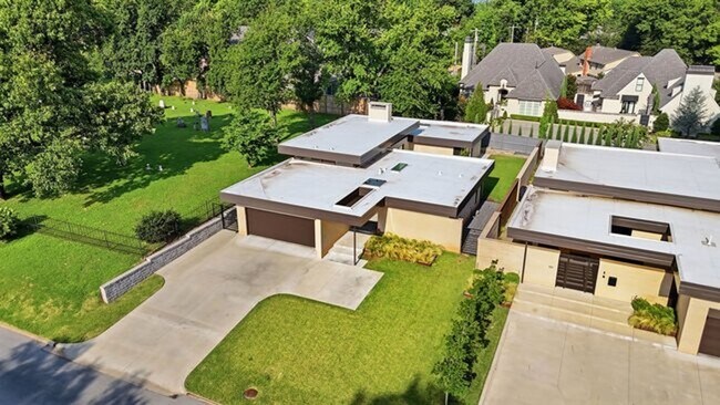 Foto del edificio - Experience contemporary luxury in this exceptional custom-built Midtown Tulsa residence, where so...